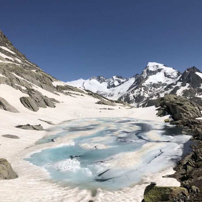 Ein gefrorener Bergsee in der schönen Kulisse der Schweizer Alpen