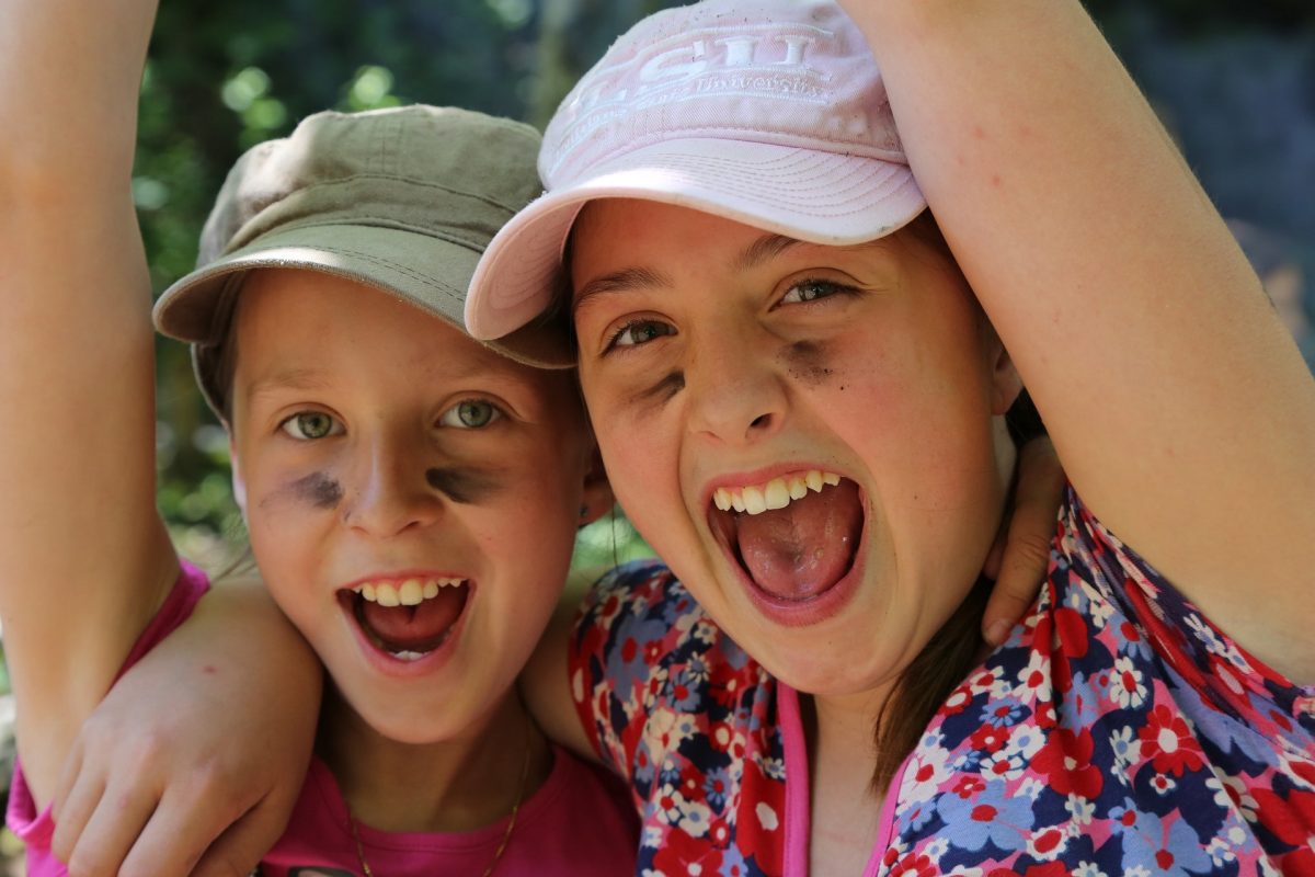 Lachende Kinder sind in einem Ferienlager keine Seltenheit. Spass, Naturerlebnisse und bleibende Erfahrungen.